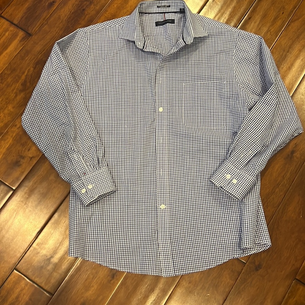 Tommy Hilfiger sz L in like new condition poly/cotton wrinkle free stretch